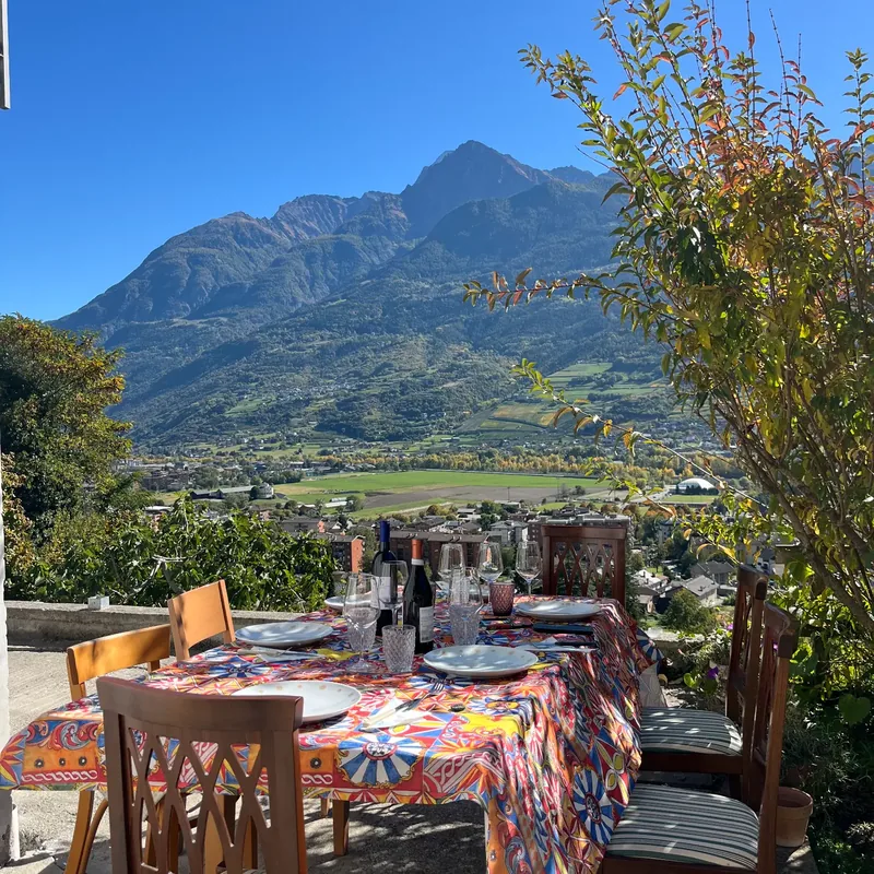 Una tavola apparecchiata con vista sulle montagne in Italia